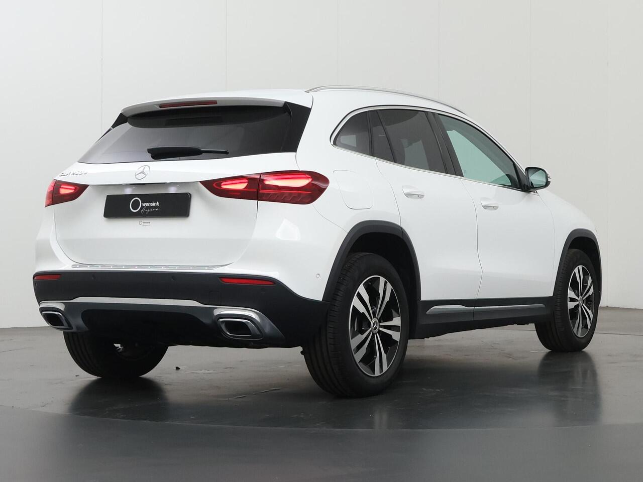 Mercedes-Benz GLA-KLASSE 250 e Luxury Line | Trekhaak | Night pakket | Stoelverwarming |