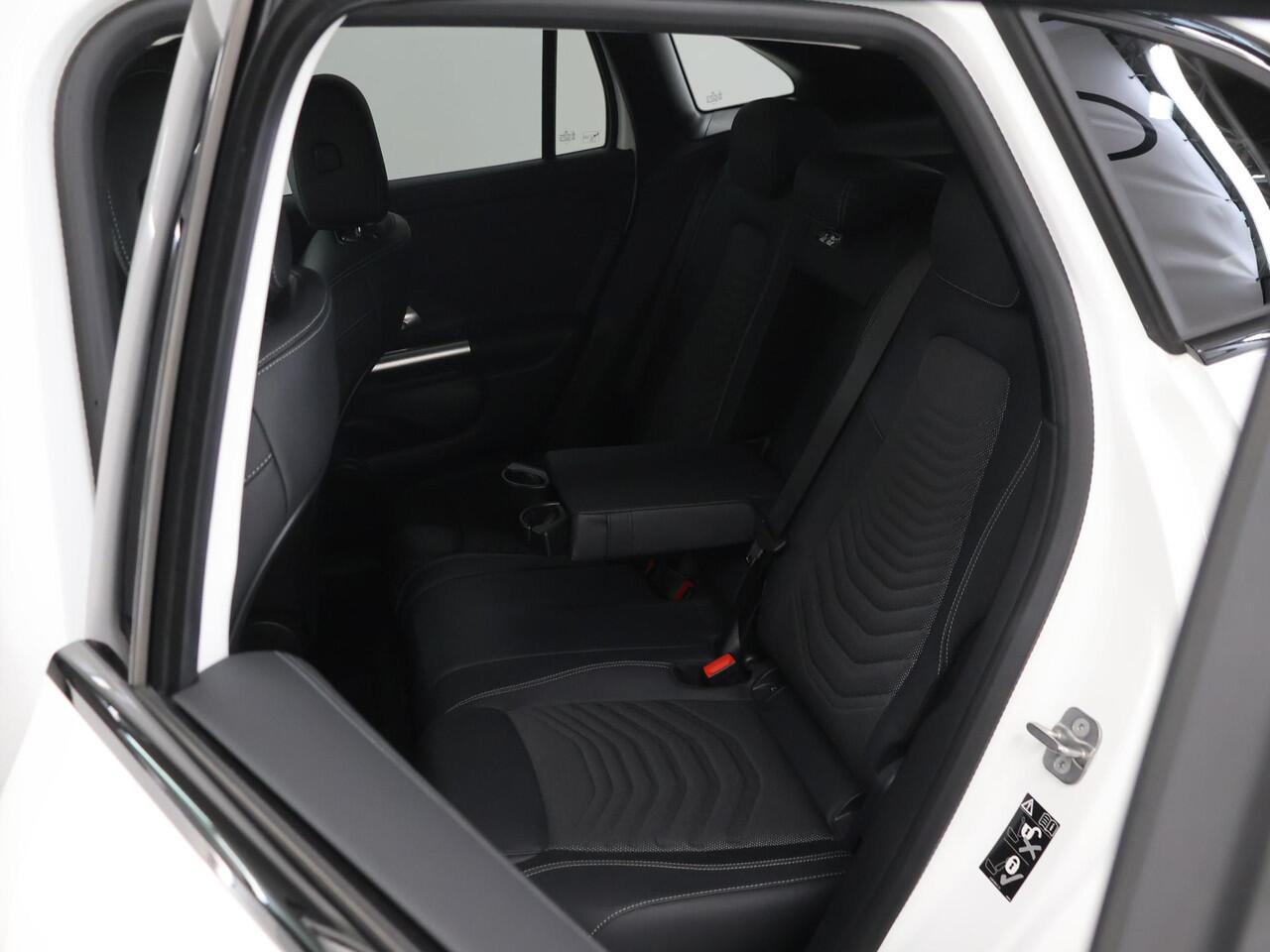 Mercedes-Benz GLA-KLASSE 250 e Luxury Line | Night pakket | Elektrisch wegklapbare trekhaak | Stoelverwarming | Winter pakket |