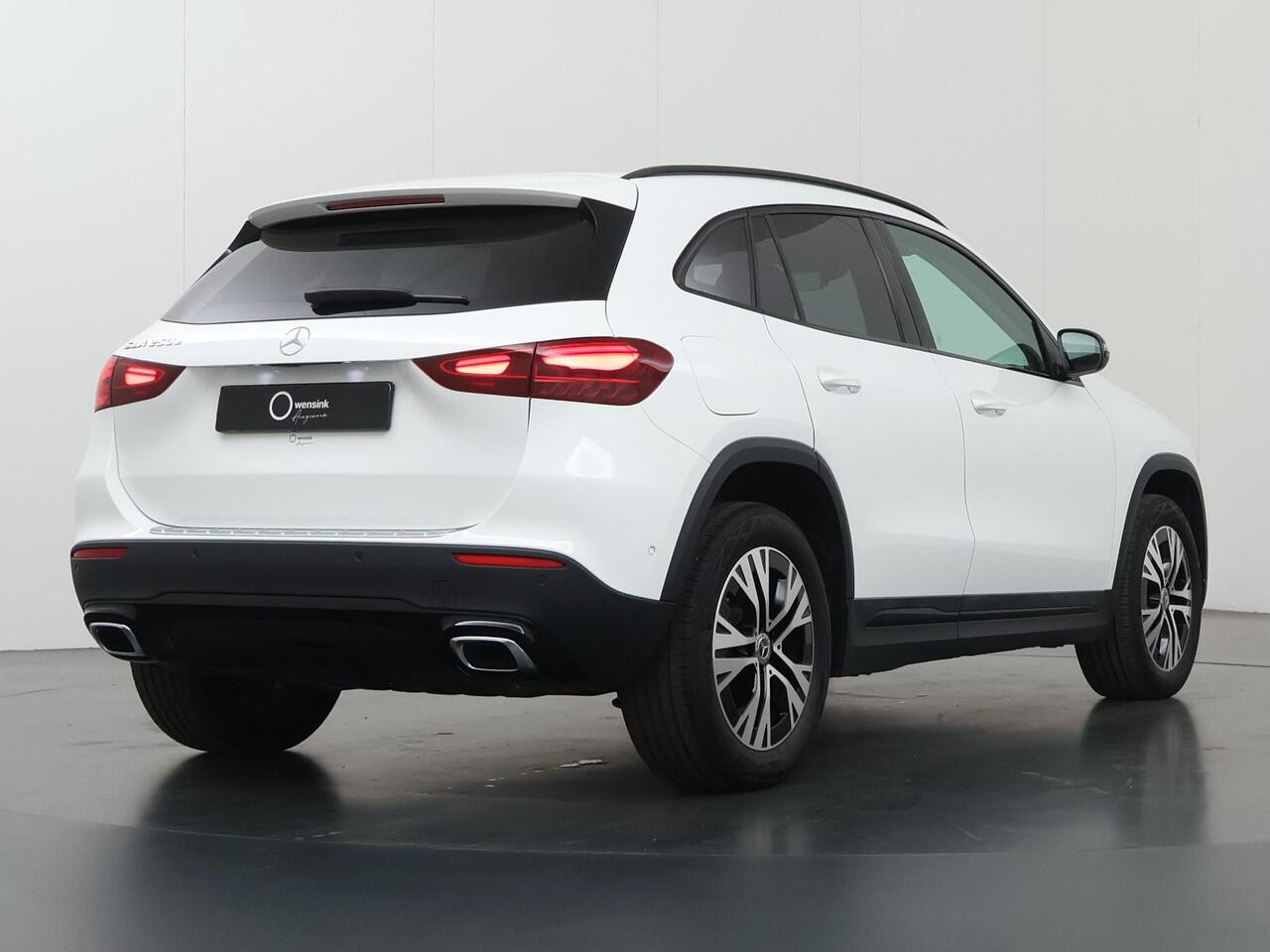 Mercedes-Benz GLA-KLASSE 250 e Luxury Line | Night pakket | Elektrisch wegklapbare trekhaak | Stoelverwarming | Winter pakket |