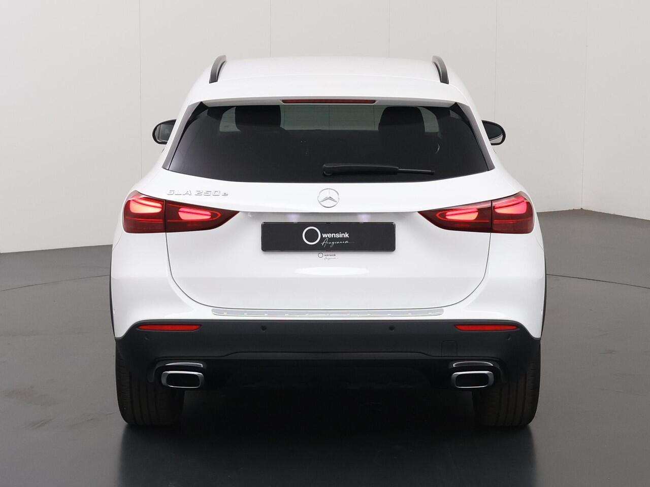 Mercedes-Benz GLA-KLASSE 250 e Luxury Line | Night pakket | Elektrisch wegklapbare trekhaak | Stoelverwarming | Winter pakket |