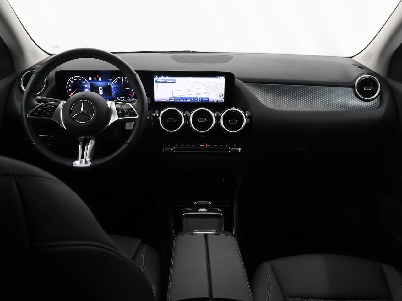 Mercedes-Benz GLA-KLASSE 250 e Luxury Line | Night pakket | Elektrisch wegklapbare trekhaak | Stoelverwarming | Winter pakket |