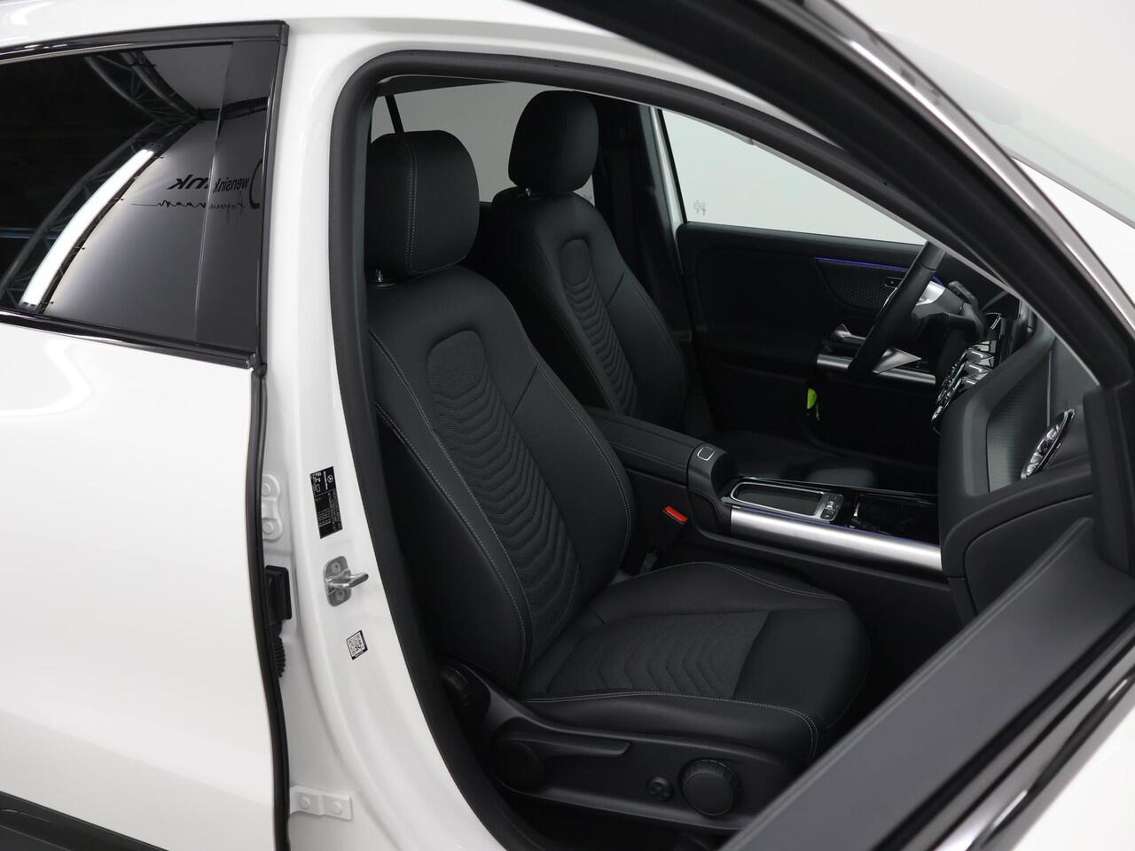 Mercedes-Benz GLA-KLASSE 250 e Star Edition Luxury Line | Night | Dakrails | Getint glas | Achteruitrijcamera | Stoelverwarming | Sfeerverlichting |