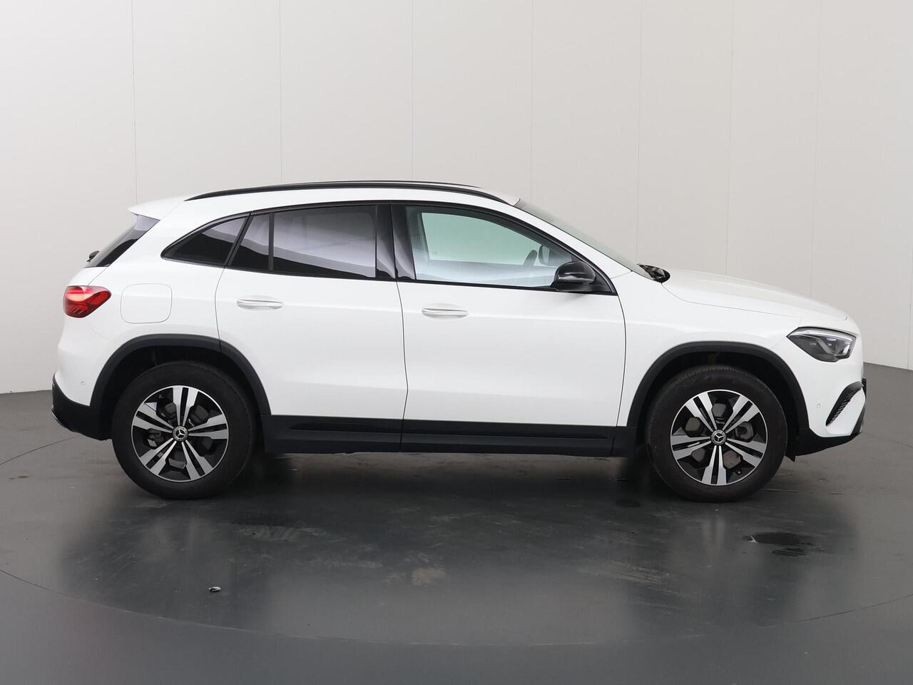 Mercedes-Benz GLA-KLASSE 250 e Star Edition Luxury Line | Night | Dakrails | Getint glas | Achteruitrijcamera | Stoelverwarming | Sfeerverlichting |