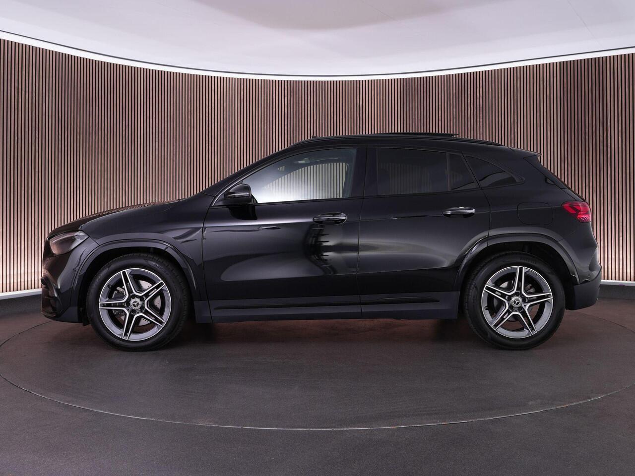 Mercedes-Benz GLA-KLASSE 200 AMG Line |dealer onderhouden|panoramadak|carbon interieur|Apple Carplay|trekhaak|stoelverwarming|parkeercamera|sfeerverlichting|19"|