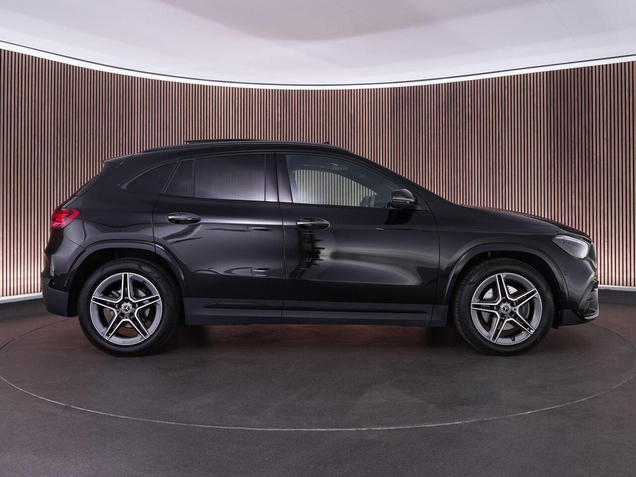 Mercedes-Benz GLA-KLASSE 200 AMG Line |dealer onderhouden|panoramadak|carbon interieur|Apple Carplay|trekhaak|stoelverwarming|parkeercamera|sfeerverlichting|19"|