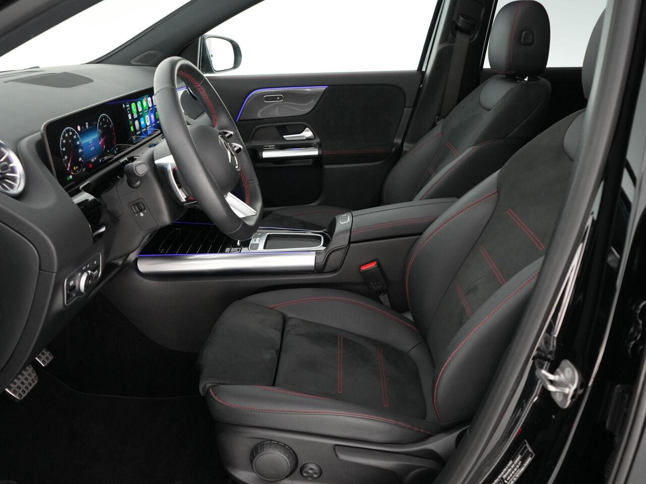 Mercedes-Benz GLA-KLASSE 200 AMG Line |dealer onderhouden|panoramadak|carbon interieur|Apple Carplay|trekhaak|stoelverwarming|parkeercamera|sfeerverlichting|19"|