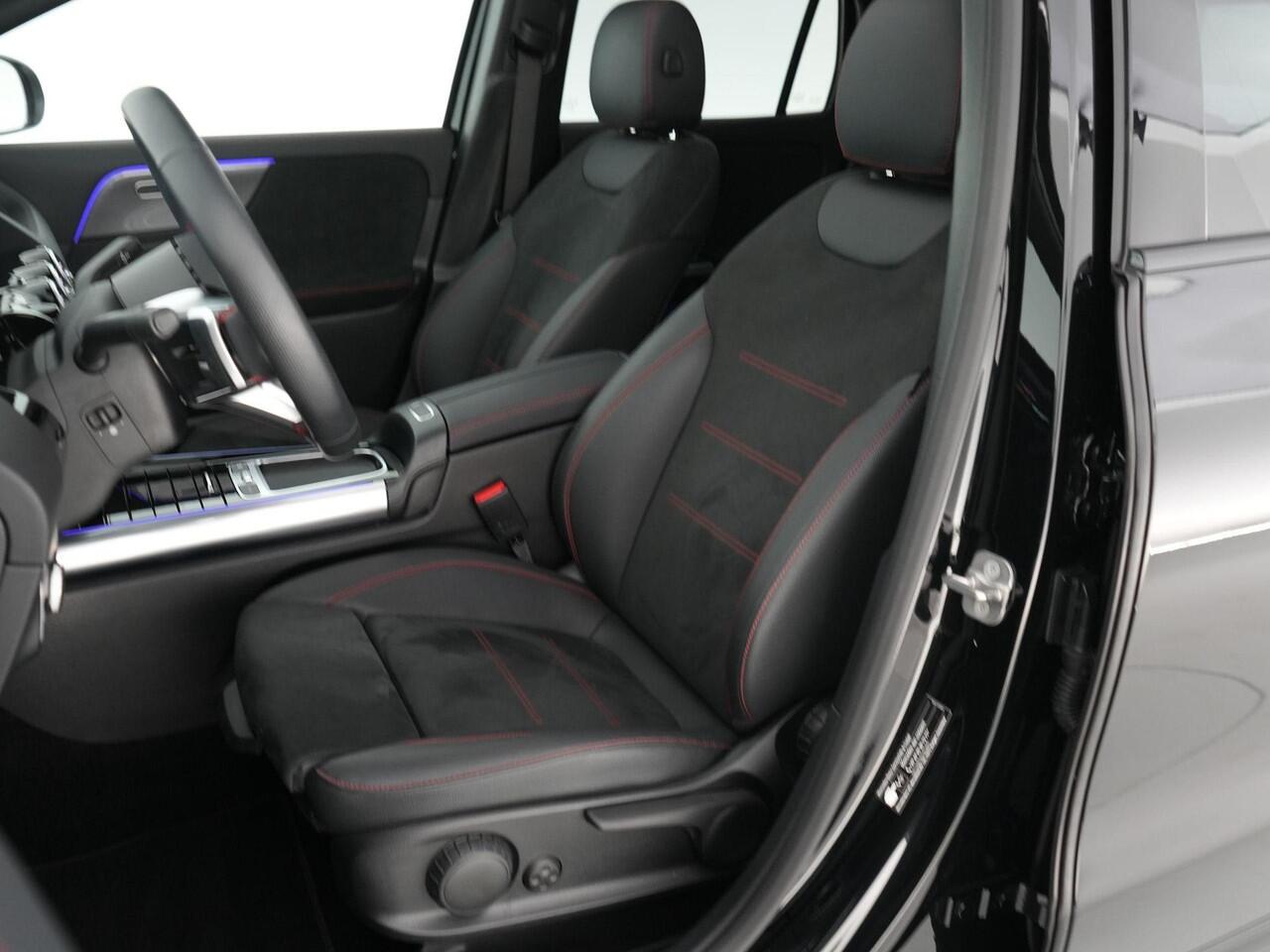 Mercedes-Benz GLA-KLASSE 200 AMG Line |dealer onderhouden|panoramadak|carbon interieur|Apple Carplay|trekhaak|stoelverwarming|parkeercamera|sfeerverlichting|19"|