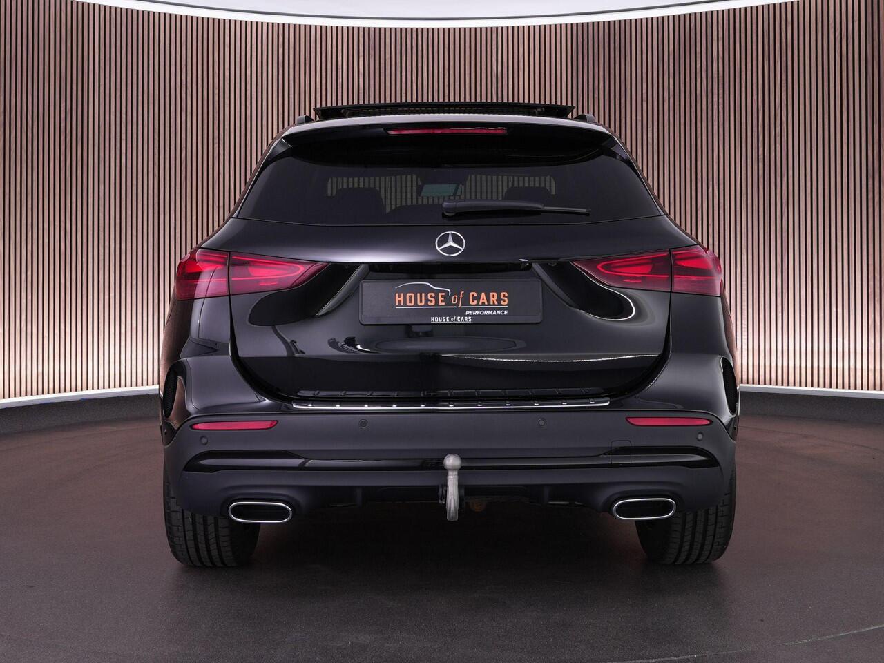Mercedes-Benz GLA-KLASSE 200 AMG Line |dealer onderhouden|panoramadak|carbon interieur|Apple Carplay|trekhaak|stoelverwarming|parkeercamera|sfeerverlichting|19"|