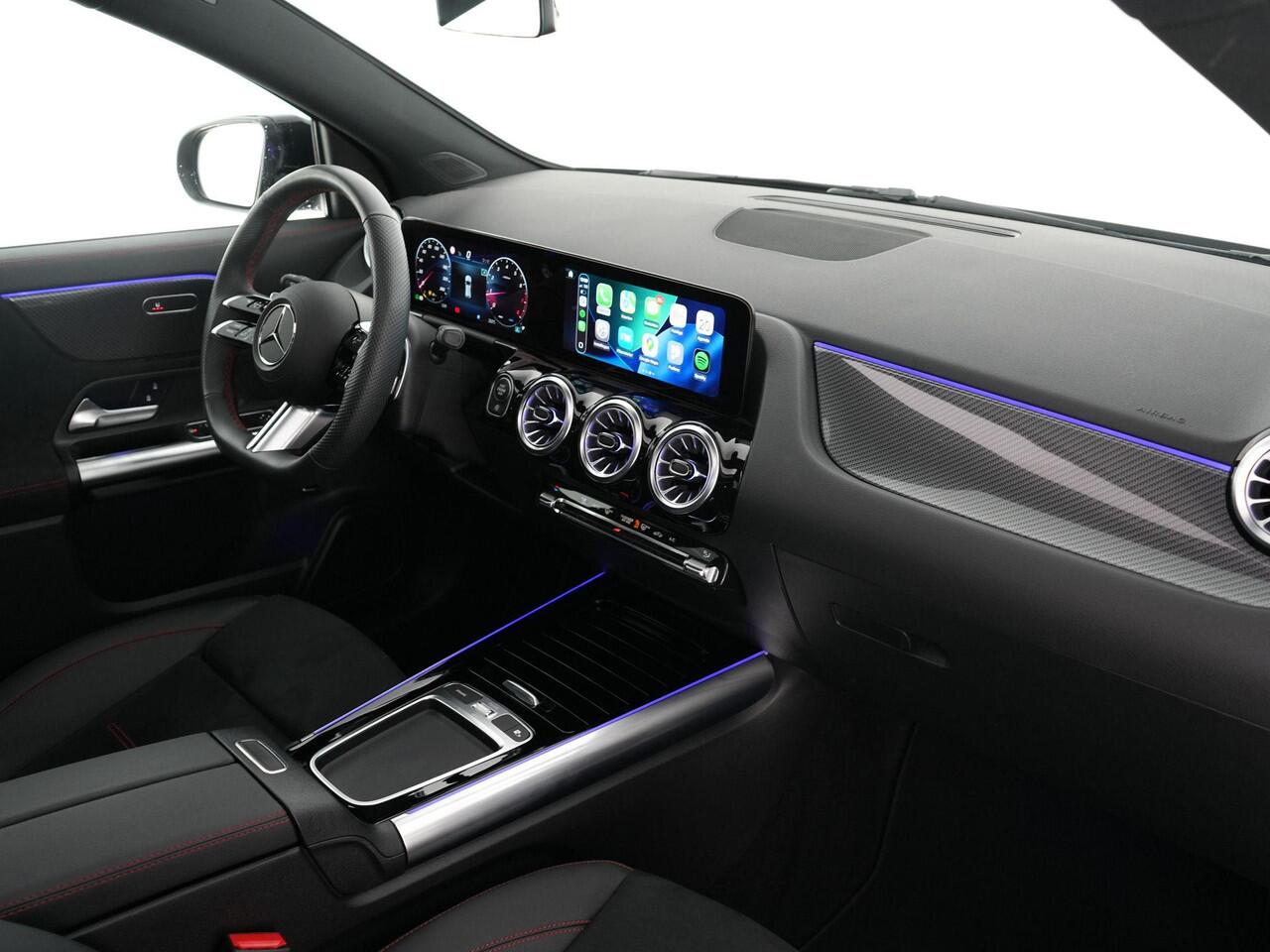 Mercedes-Benz GLA-KLASSE 200 AMG Line |dealer onderhouden|panoramadak|carbon interieur|Apple Carplay|trekhaak|stoelverwarming|parkeercamera|sfeerverlichting|19"|