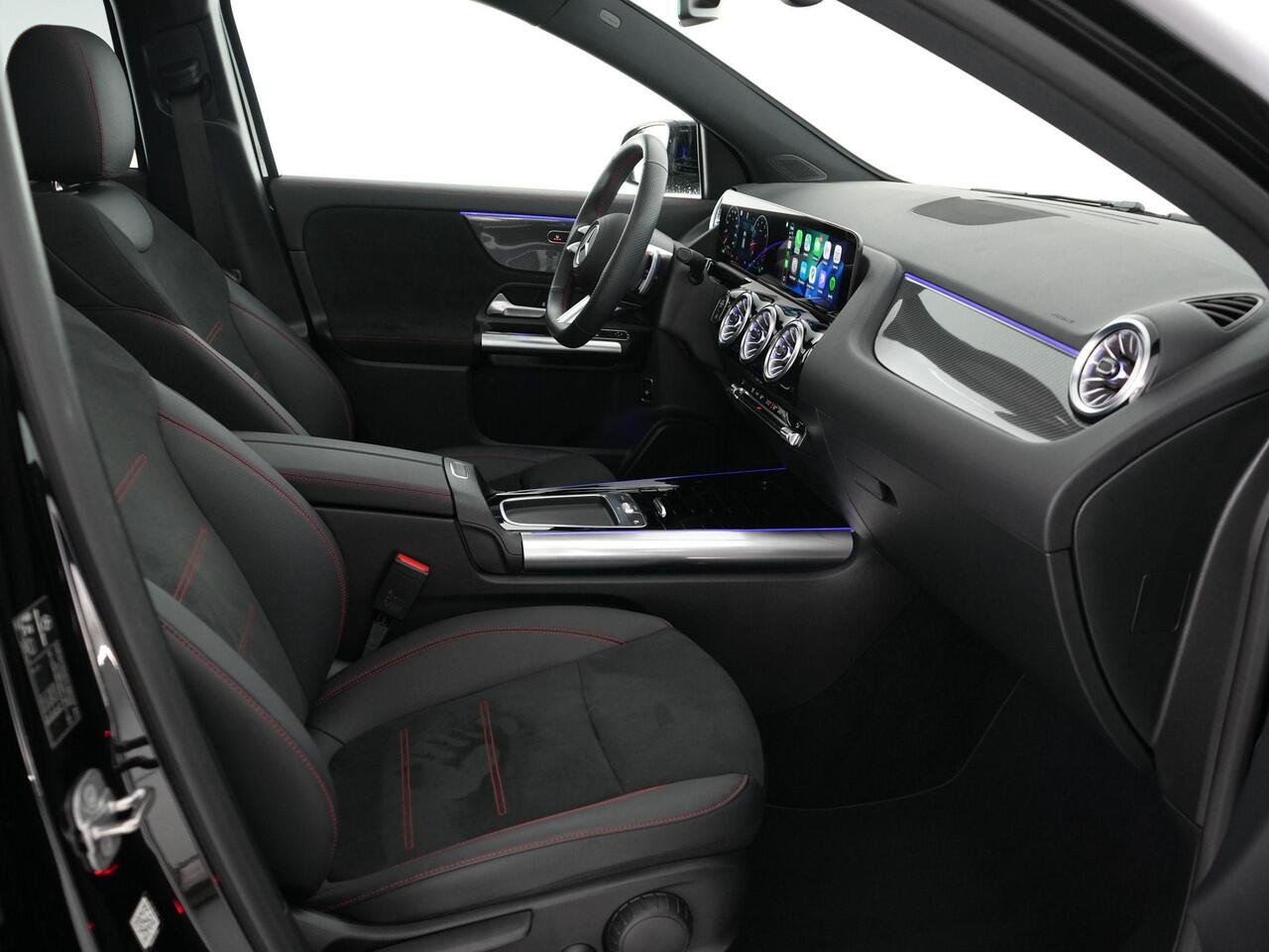 Mercedes-Benz GLA-KLASSE 200 AMG Line |dealer onderhouden|panoramadak|carbon interieur|Apple Carplay|trekhaak|stoelverwarming|parkeercamera|sfeerverlichting|19"|