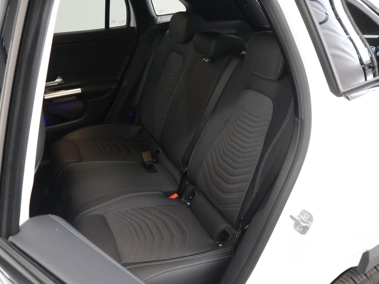 Mercedes-Benz GLA-KLASSE 250 e Luxury Line | Trekhaak | Multibeam | Getint glas | Widescreen | Stoelverwarming |