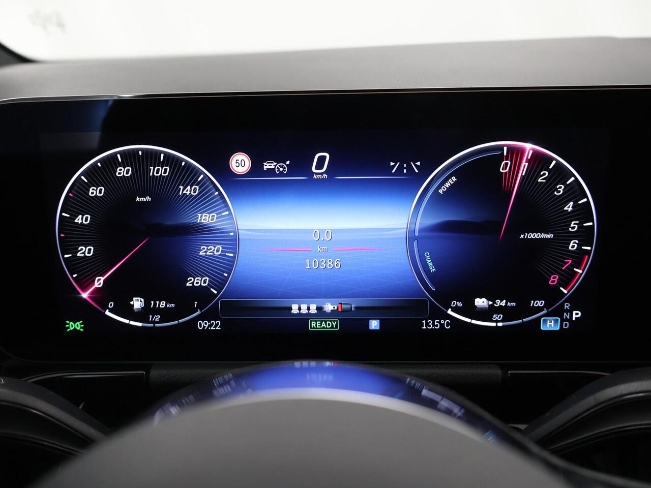 Mercedes-Benz GLA-KLASSE 250 e Luxury Line | Trekhaak | Multibeam | Getint glas | Widescreen | Stoelverwarming |