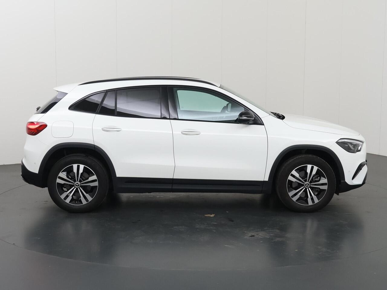 Mercedes-Benz GLA-KLASSE 250 e Luxury Line | Trekhaak | Multibeam | Getint glas | Widescreen | Stoelverwarming |