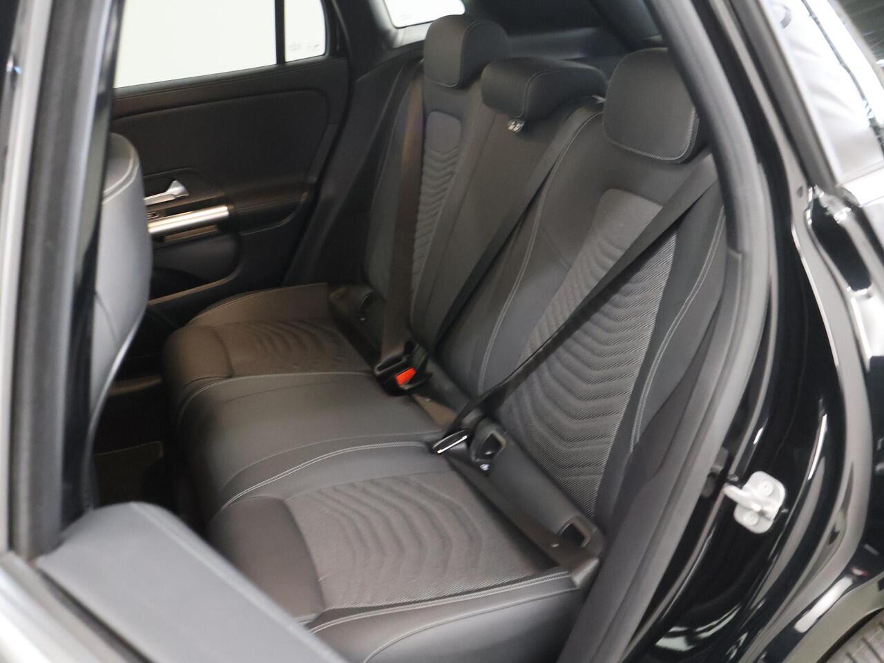 Mercedes-Benz GLA-KLASSE 250 e Business Solution Luxury | Trekhaak | Winter pakket | Getint glas | Stoelverwarming |