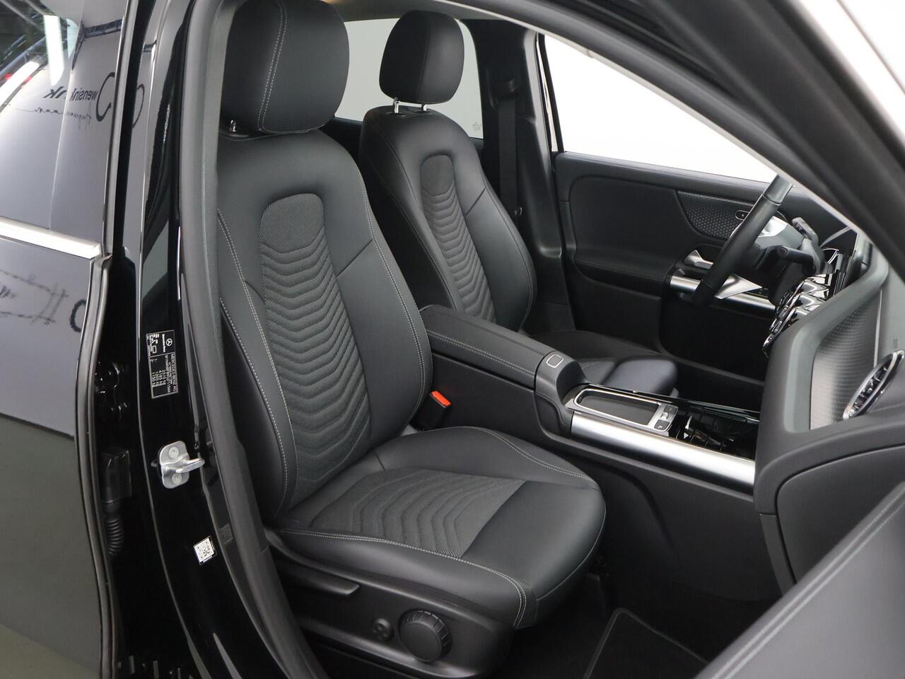 Mercedes-Benz GLA-KLASSE 250 e Business Solution Luxury | Trekhaak | Winter pakket | Getint glas | Stoelverwarming |