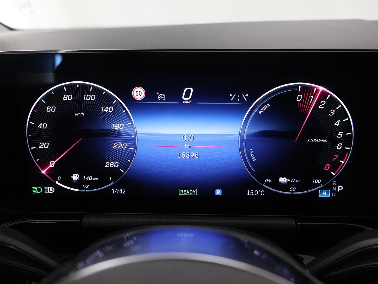 Mercedes-Benz GLA-KLASSE 250 e Business Solution Luxury | Trekhaak | Winter pakket | Getint glas | Stoelverwarming |