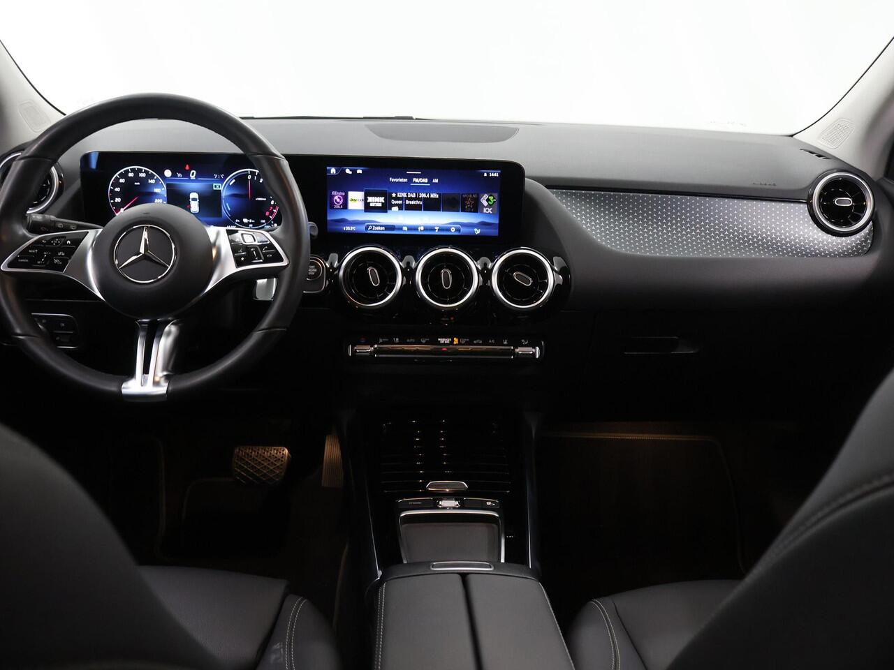 Mercedes-Benz GLA-KLASSE 250 e Business Solution Luxury | Trekhaak | Winter pakket | Getint glas | Stoelverwarming |