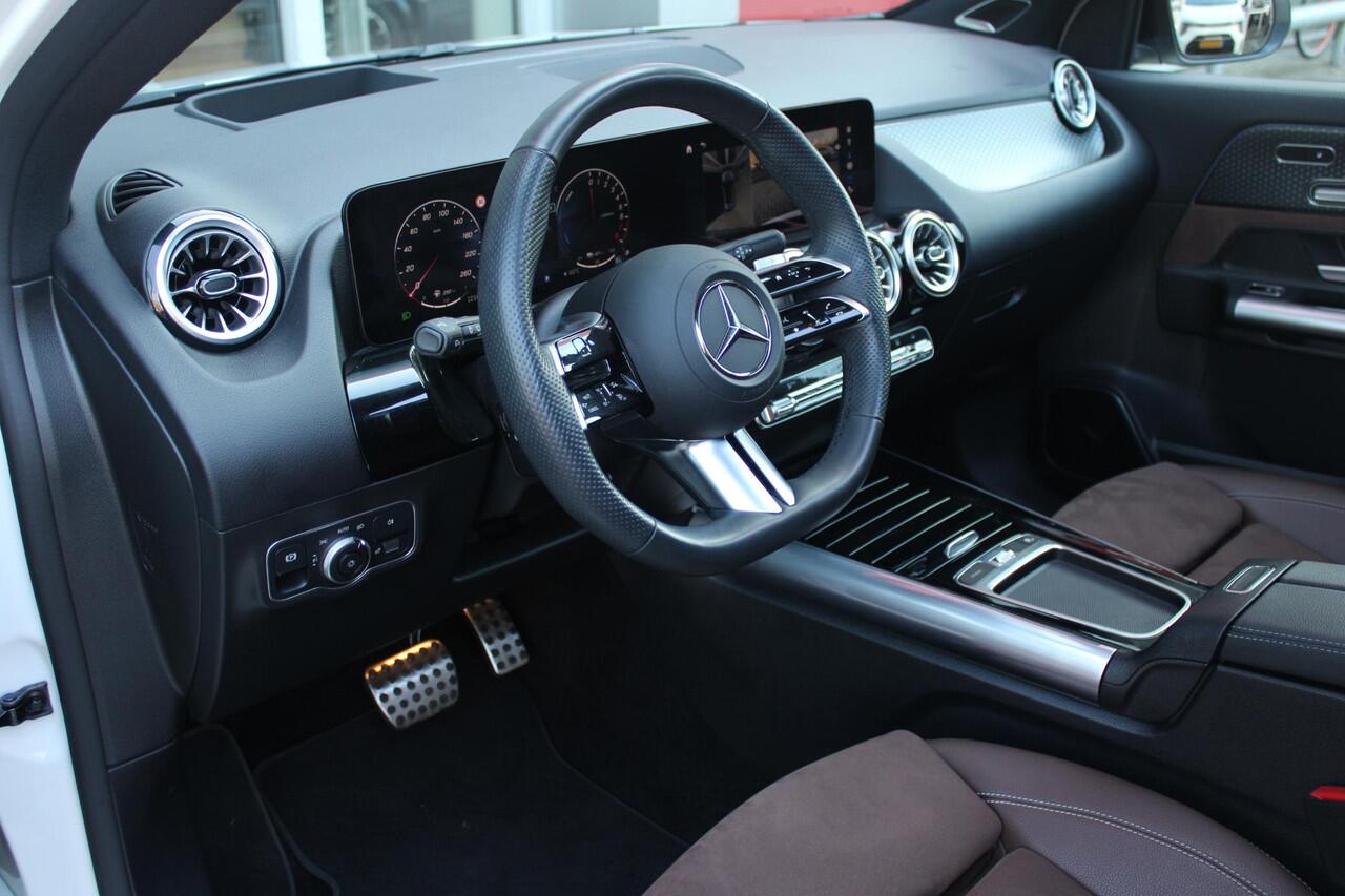 Mercedes-Benz GLA-KLASSE 250 e AMG LINE "NIEUW MODEL!" | PANORAMISCH SCHUIF/KANTEL DAK | SFEER VERLICHTING | ELEKTRISCH BEDIENBARE VOORSTOELEN MET GEHEUGENFUNCTIE EN "ZITKINEMATICA" | DRAADLOZE APPLE CARPLAY/ANDROID AUTO | NIGHT PAKKET: DAKRELING ZWART, ZIJRUITEN EN ACHTERRUITEN 