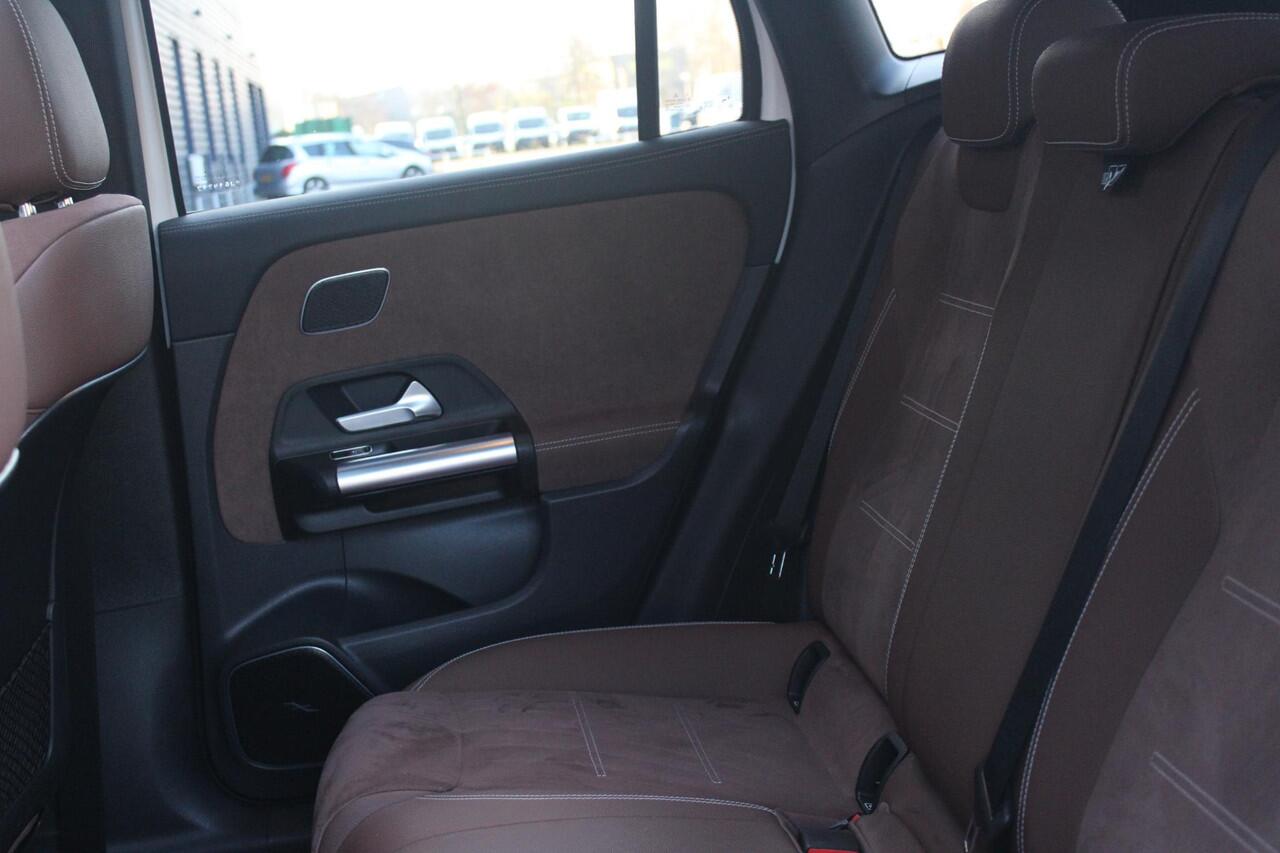 Mercedes-Benz GLA-KLASSE 250 e AMG LINE "NIEUW MODEL!" | PANORAMISCH SCHUIF/KANTEL DAK | SFEER VERLICHTING | ELEKTRISCH BEDIENBARE VOORSTOELEN MET GEHEUGENFUNCTIE EN "ZITKINEMATICA" | DRAADLOZE APPLE CARPLAY/ANDROID AUTO | NIGHT PAKKET: DAKRELING ZWART, ZIJRUITEN EN ACHTERRUITEN 