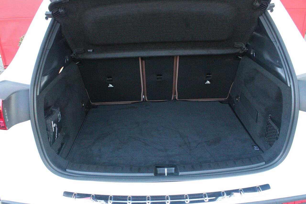 Mercedes-Benz GLA-KLASSE 250 e AMG LINE "NIEUW MODEL!" | PANORAMISCH SCHUIF/KANTEL DAK | SFEER VERLICHTING | ELEKTRISCH BEDIENBARE VOORSTOELEN MET GEHEUGENFUNCTIE EN "ZITKINEMATICA" | DRAADLOZE APPLE CARPLAY/ANDROID AUTO | NIGHT PAKKET: DAKRELING ZWART, ZIJRUITEN EN ACHTERRUITEN 