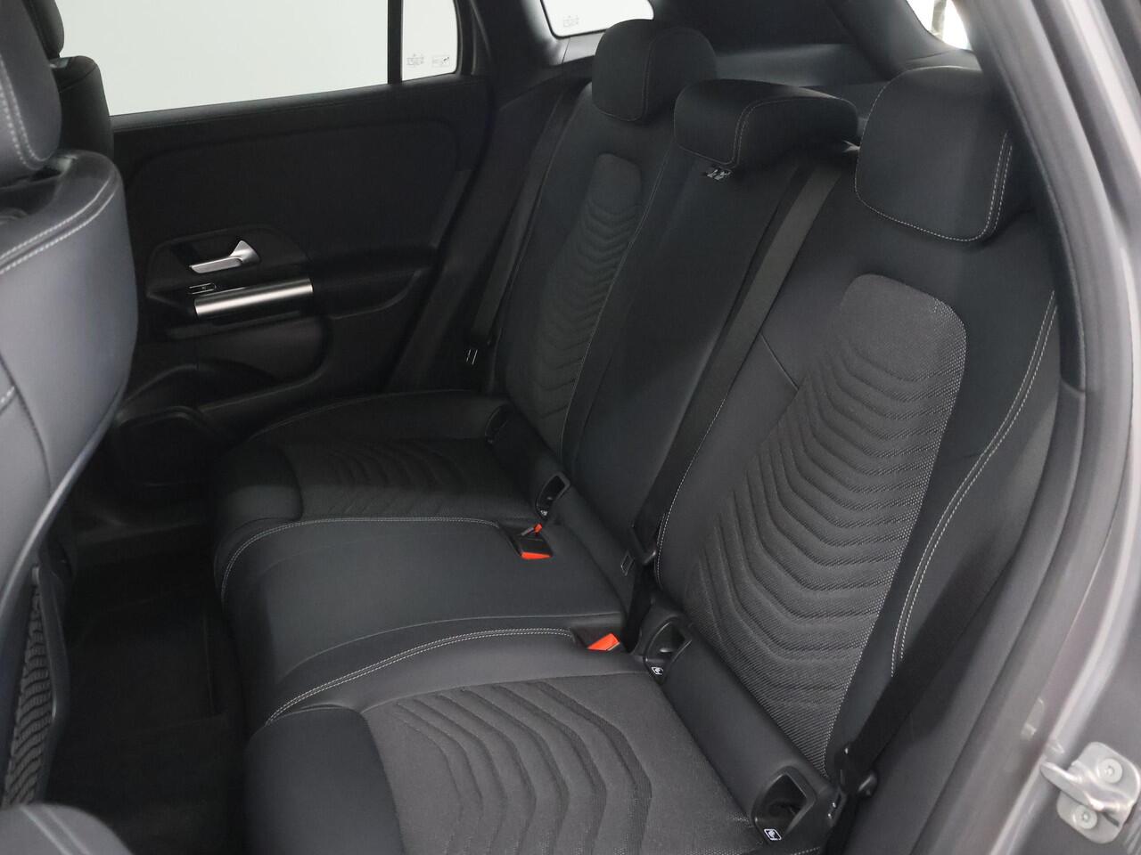 Mercedes-Benz GLA-KLASSE 250 e Luxury Line | Trekhaak | Getint glas | Apple carplay | Stuurverwarming |