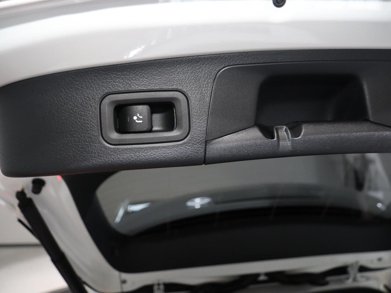 Mercedes-Benz GLA-KLASSE 250 e AMG Line | Night | Panoramadak | Trekhaak | Stoelverwarming | Stuurverwarming | 19" lichtmetalen velgen |