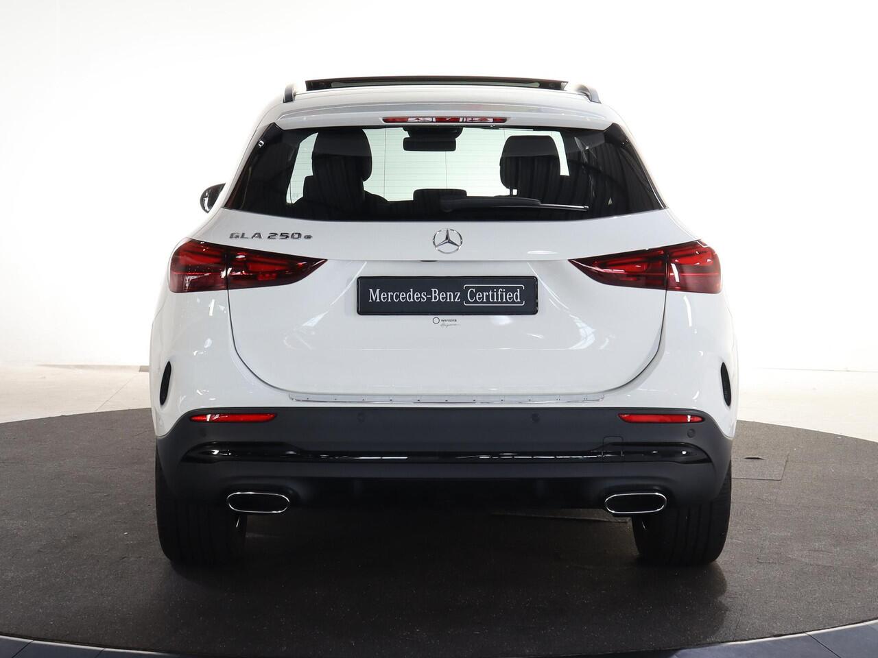 Mercedes-Benz GLA-KLASSE 250 e AMG Line | Night | Panoramadak | Trekhaak | Stoelverwarming | Stuurverwarming | 19" lichtmetalen velgen |