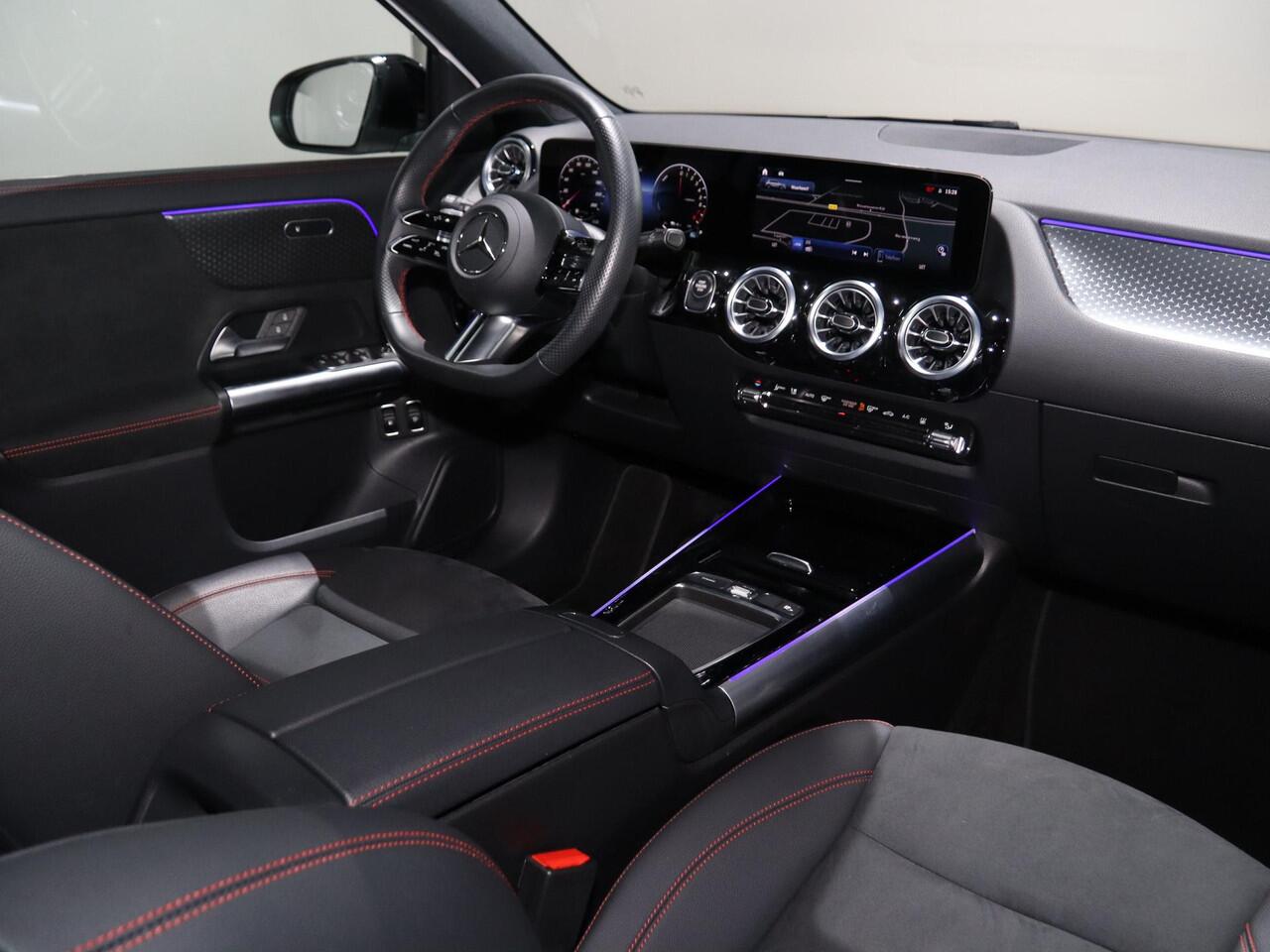 Mercedes-Benz GLA-KLASSE 250 e AMG Line | Night | Panoramadak | Trekhaak | Stoelverwarming | Stuurverwarming | 19" lichtmetalen velgen |