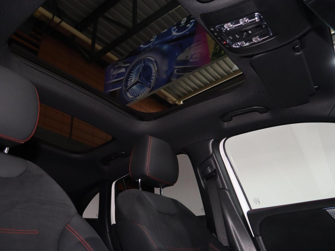 Mercedes-Benz GLA-KLASSE 250 e AMG Line | Night | Panoramadak | Trekhaak | Stoelverwarming | Stuurverwarming | 19" lichtmetalen velgen |