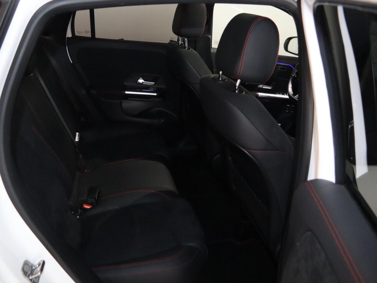 Mercedes-Benz GLA-KLASSE 250 e AMG Line | Night | Panoramadak | Trekhaak | Stoelverwarming | Stuurverwarming | 19" lichtmetalen velgen |