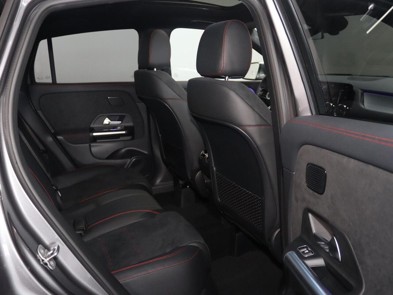 Mercedes-Benz GLA-KLASSE 180 Business Solution AMG | Panoramaschuifdak | Premium Plus | head-up display | Trekhaak