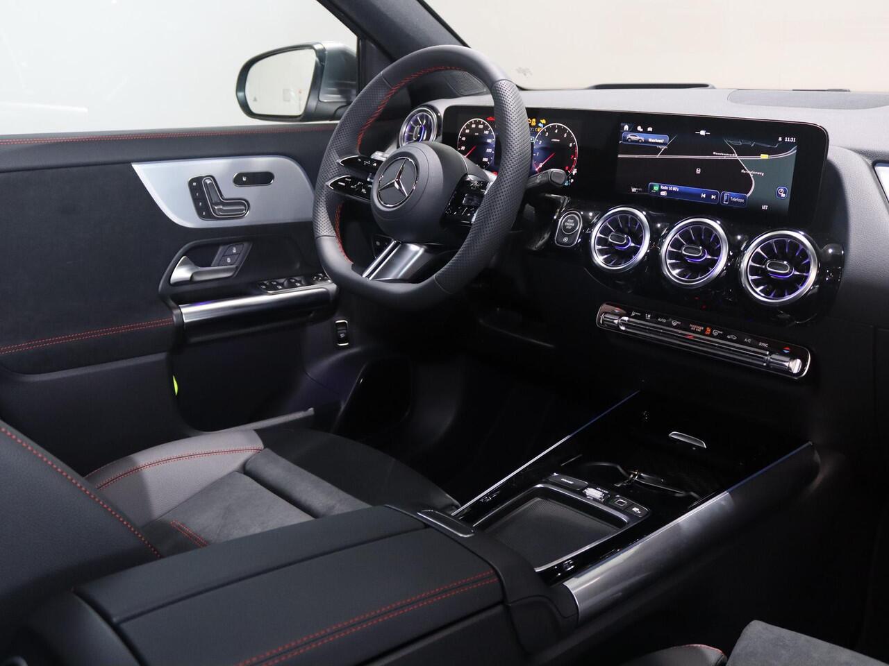 Mercedes-Benz GLA-KLASSE 180 Business Solution AMG | Panoramaschuifdak | Premium Plus | head-up display | Trekhaak