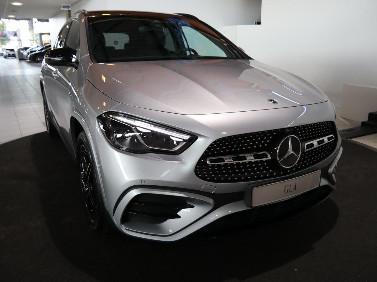 Mercedes-Benz GLA-KLASSE 250e Business Solution AMG | Night | Panoramadak | Parkeercamera | Stoelverwarming | Sfeerverlichting |