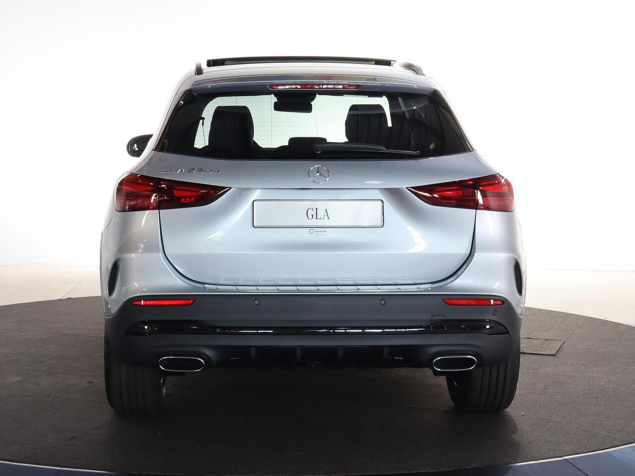 Mercedes-Benz GLA-KLASSE 250e Business Solution AMG | Panoramisch schuifdak | Night pakket | Achteruitrijcamera | Led Koplampen |