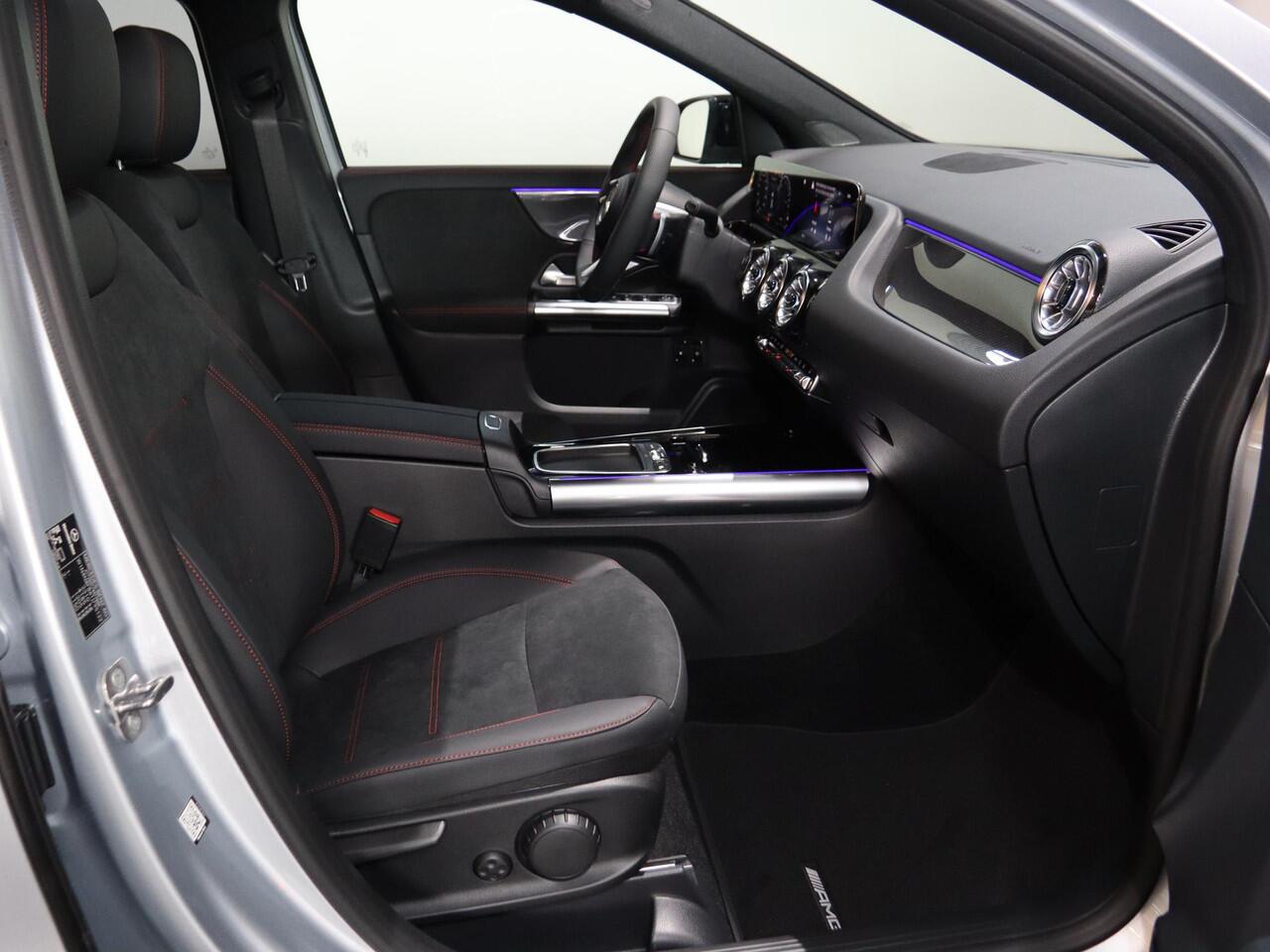 Mercedes-Benz GLA-KLASSE 250e Business Solution AMG | Panoramisch schuifdak | Night pakket | Achteruitrijcamera | Led Koplampen |