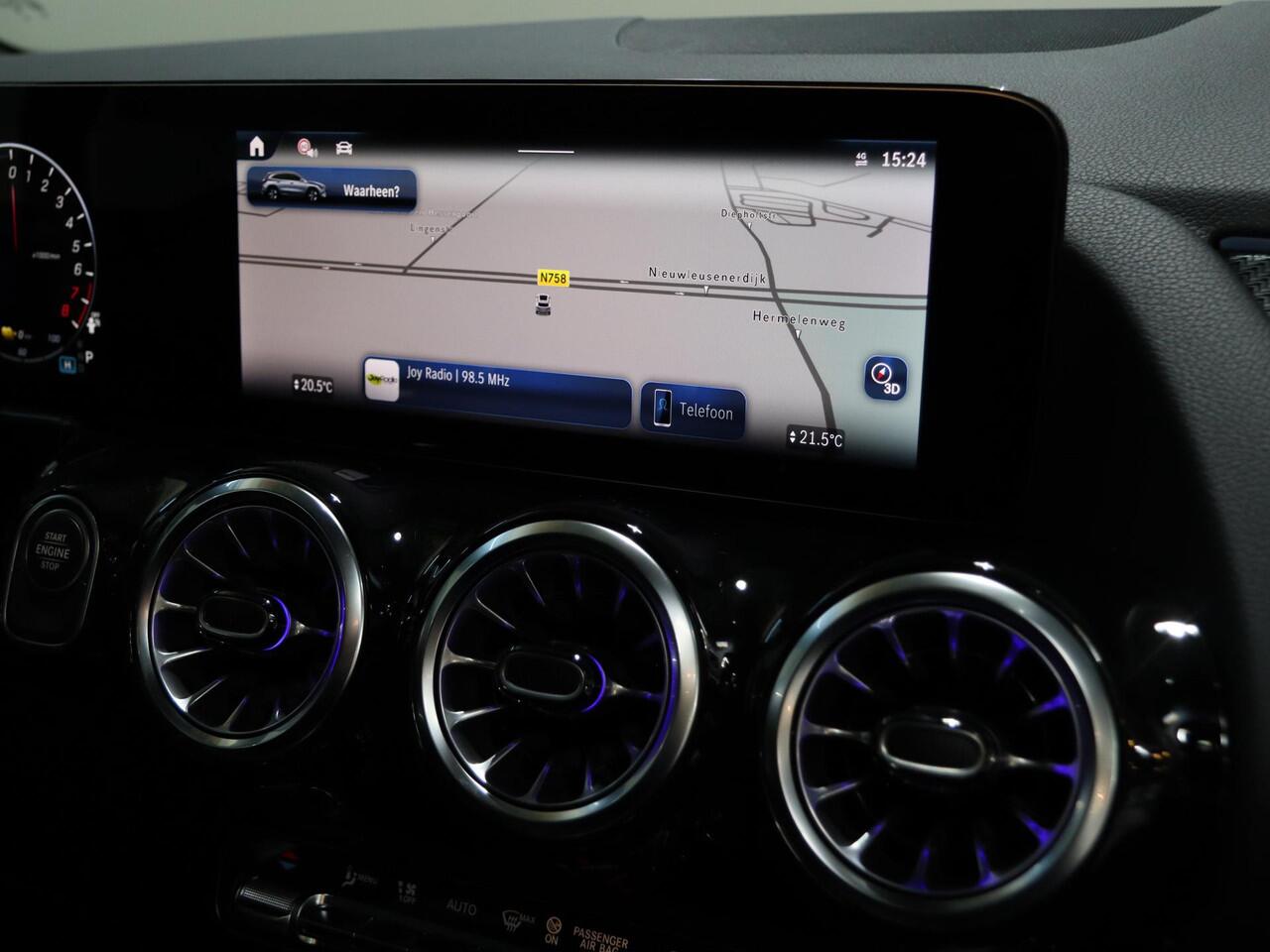 Mercedes-Benz GLA-KLASSE 250e Business Solution AMG | Panoramisch schuifdak | Night pakket | Achteruitrijcamera | Led Koplampen |