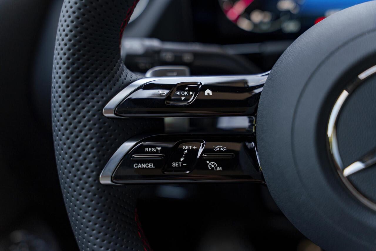 Mercedes-Benz GLA-KLASSE 250e Business Solution AMG | Premium Plus pakket | Panoramaschuifdak | Stoelverwarming | 360° camera | Premium Plus | Head-up display | Dodehoekassistent |