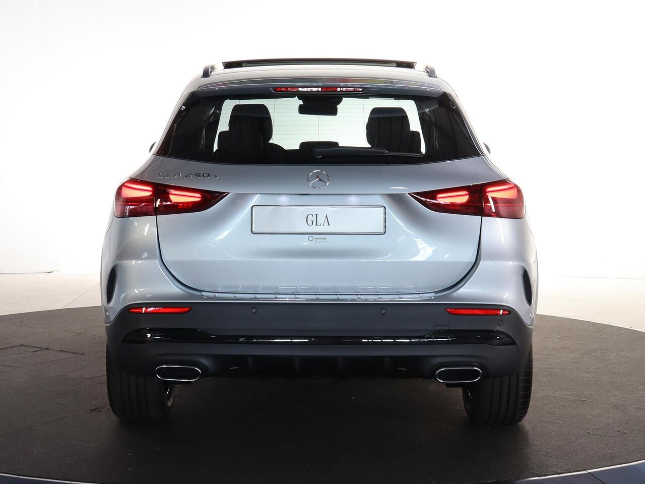 Mercedes-Benz GLA-KLASSE 250e Business Solution AMG | Night | Panoramadak | Parkeercamera | Stoelverwarming | Sfeerverlichting |