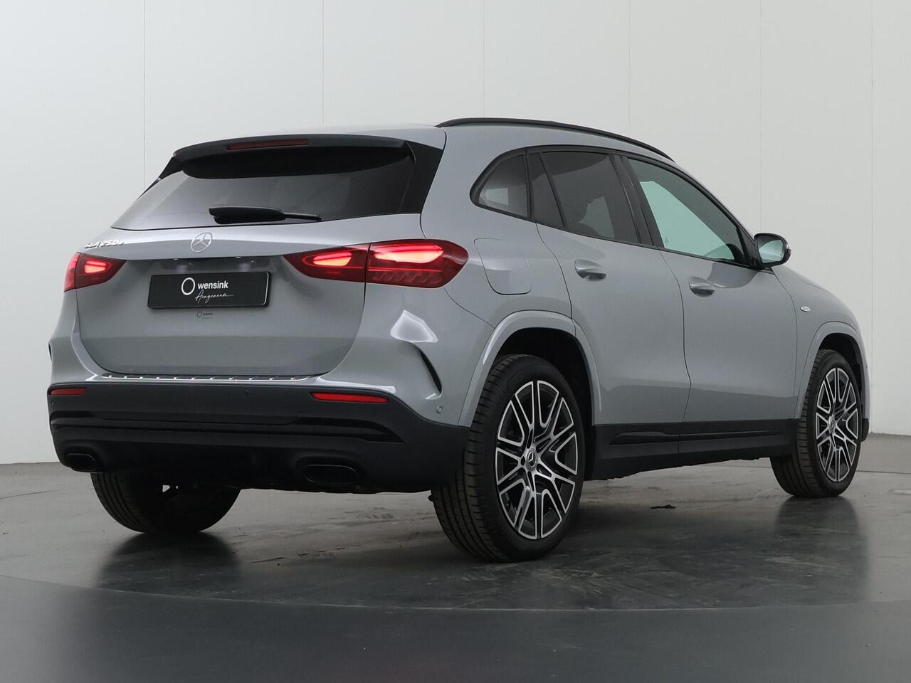 Mercedes-Benz GLA-KLASSE 250 e AMG Night | Panoramadak | Trekhaak wegklapbaar | 20 inch | Dodehoekassistent | Easy Pack achterklep