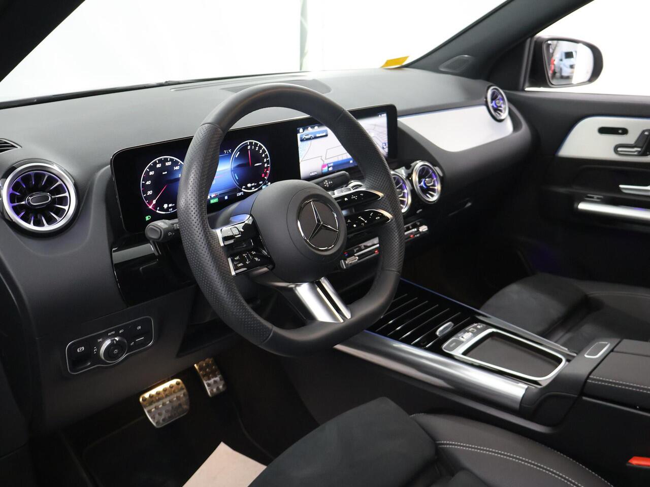 Mercedes-Benz GLA-KLASSE 250 e AMG Night | Panoramadak | Trekhaak wegklapbaar | 20 inch | Dodehoekassistent | Easy Pack achterklep