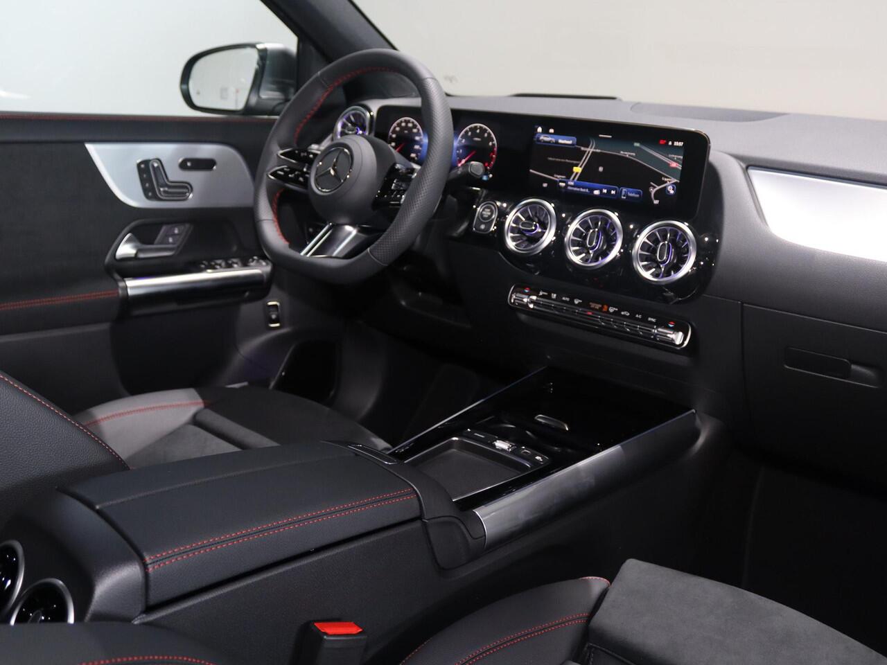 Mercedes-Benz GLA-KLASSE 180 Business Solution AMG | Panoramadak | Premium Plus | HUD | Elek. Uitklapbare Trekhaak | Multibeam LED | Keyless Entry/Go |