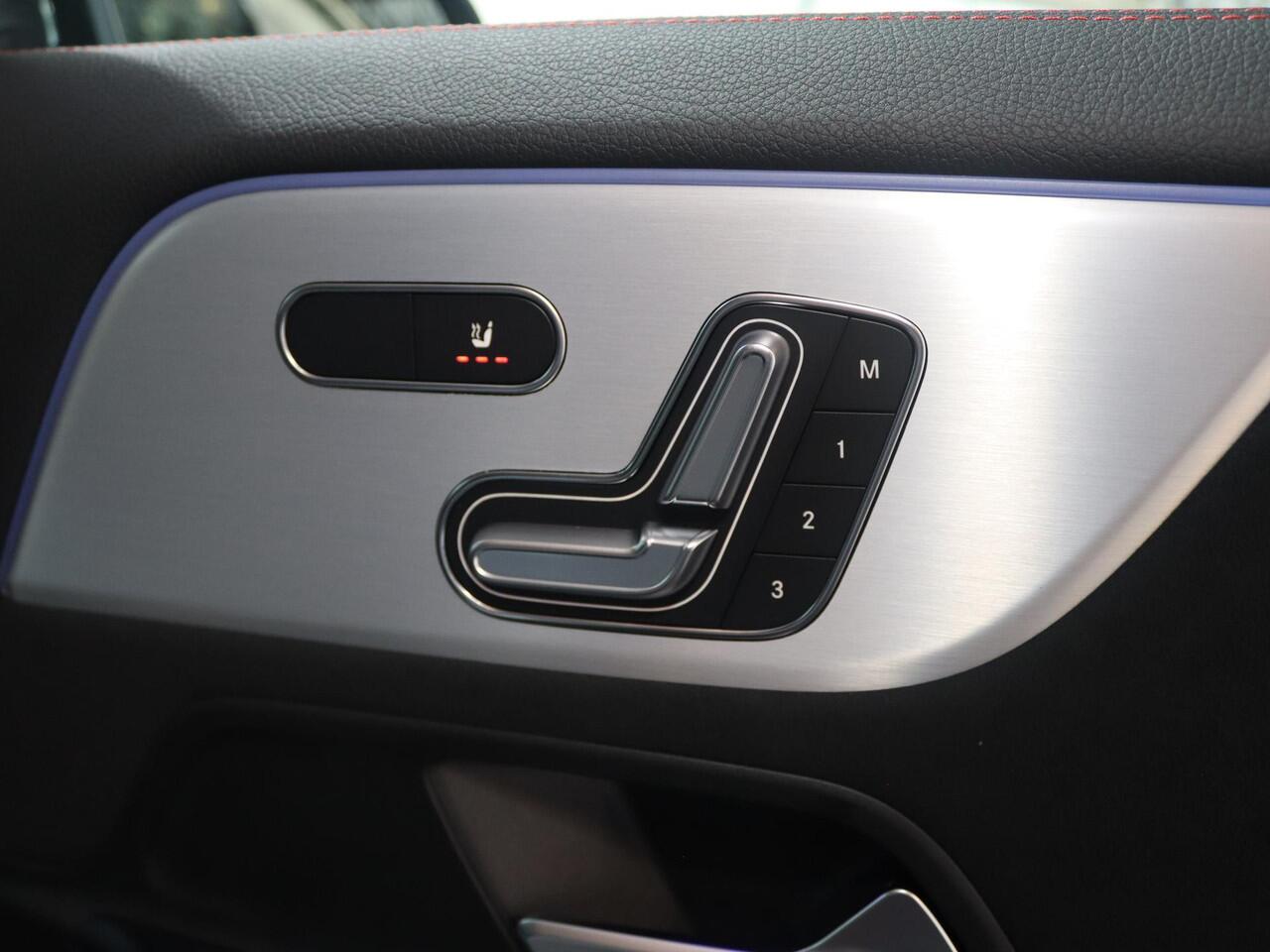 Mercedes-Benz GLA-KLASSE 180 Business Solution AMG | Panoramadak | Premium Plus | HUD | Elek. Uitklapbare Trekhaak | Multibeam LED | Keyless Entry/Go |