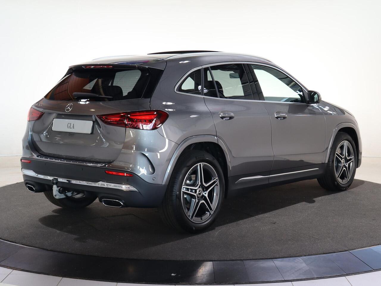 Mercedes-Benz GLA-KLASSE 180 Business Solution AMG | Panoramadak | Premium Plus | HUD | Elek. Uitklapbare Trekhaak | Multibeam LED | Keyless Entry/Go |