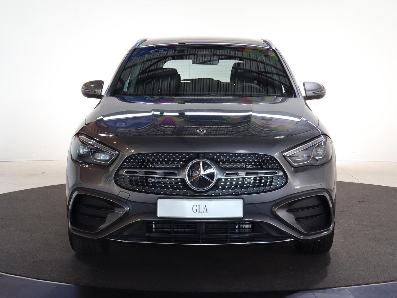 Mercedes-Benz GLA-KLASSE 180 Business Solution AMG | Panoramadak | Premium Plus | HUD | Elek. Uitklapbare Trekhaak | Multibeam LED | Keyless Entry/Go |