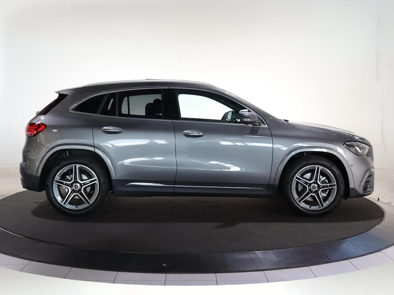 Mercedes-Benz GLA-KLASSE 180 Business Solution AMG | Panoramadak | Premium Plus | HUD | Elek. Uitklapbare Trekhaak | Multibeam LED | Keyless Entry/Go |