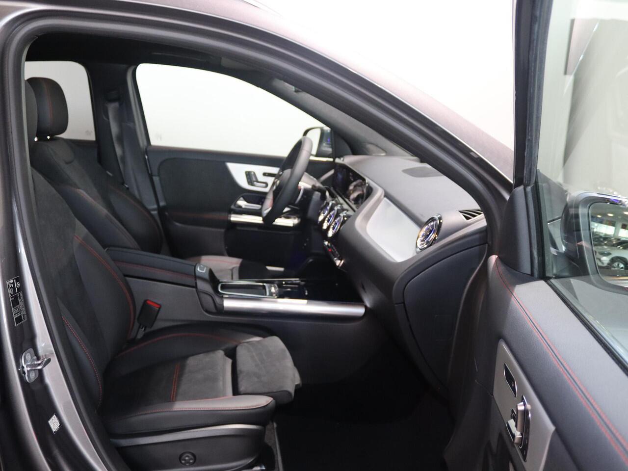 Mercedes-Benz GLA-KLASSE 180 Business Solution AMG | Panoramadak | Premium Plus | HUD | Elek. Uitklapbare Trekhaak | Multibeam LED | Keyless Entry/Go |