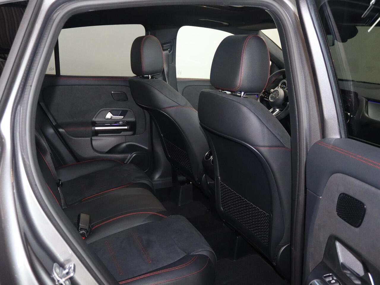 Mercedes-Benz GLA-KLASSE 180 Business Solution AMG | Panoramadak | Premium Plus | HUD | Elek. Uitklapbare Trekhaak | Multibeam LED | Keyless Entry/Go |