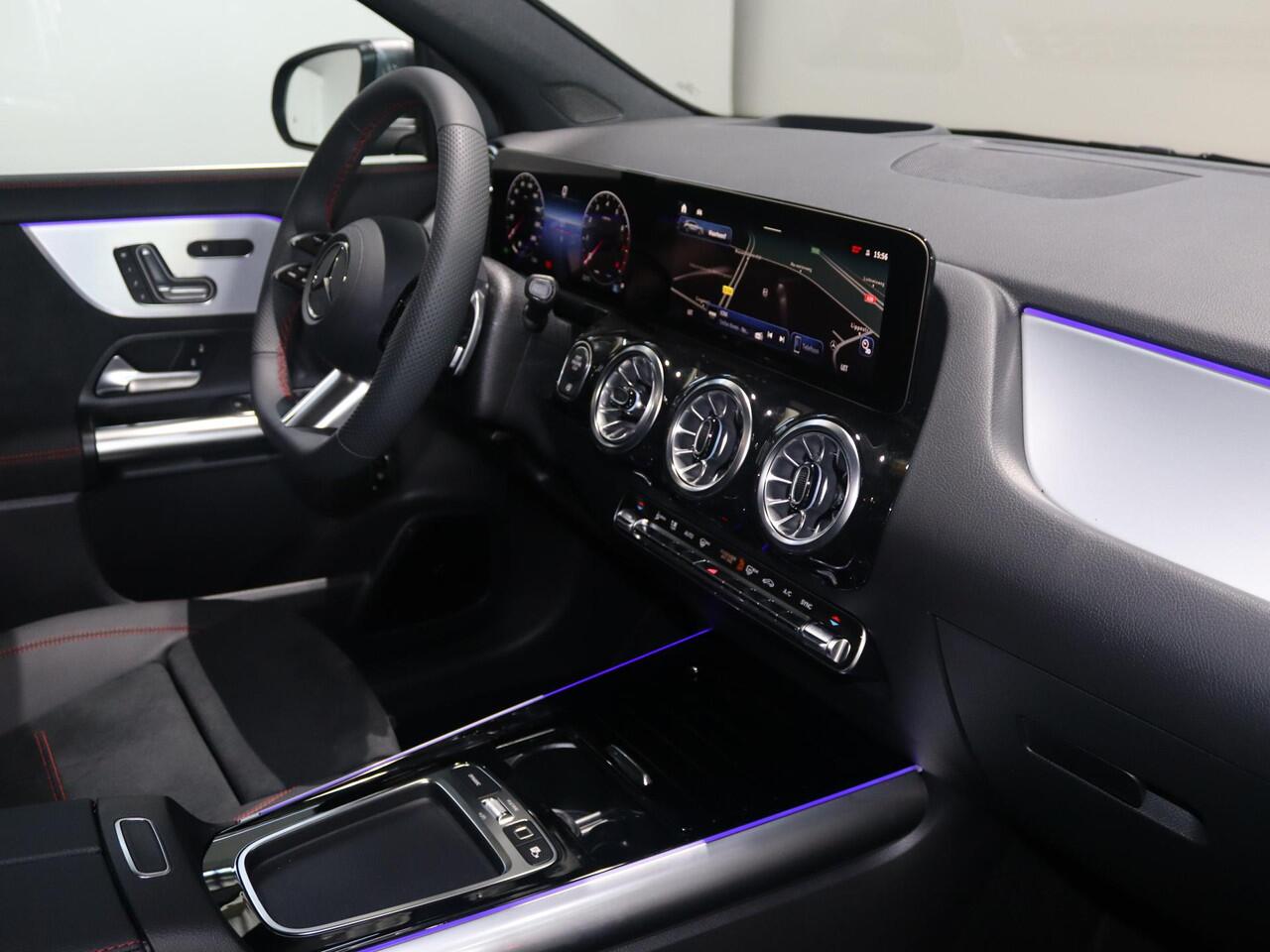 Mercedes-Benz GLA-KLASSE 180 Business Solution AMG | Panoramadak | Premium Plus | HUD | Elek. Uitklapbare Trekhaak | Multibeam LED | Keyless Entry/Go |