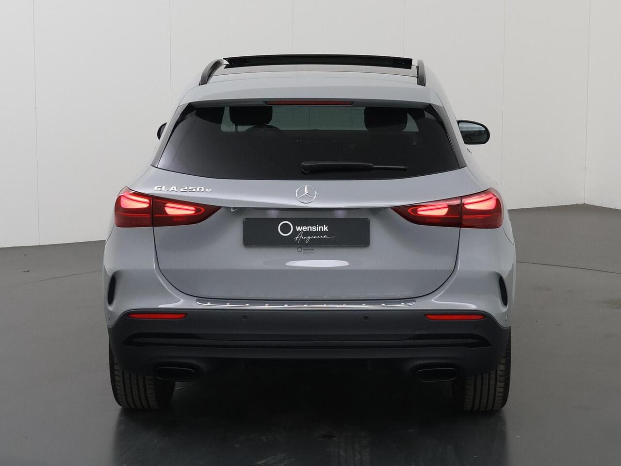 Mercedes-Benz GLA-KLASSE 250 e AMG Line | Panoramadak | Trekhaak | 20 inch | Night pakket |