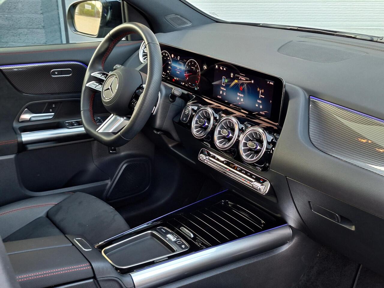 Mercedes-Benz GLA-KLASSE 180 Star Edition AMG Line | Panoramadak | Night pakket | Achteruitrijcamera | Sfeerverlichting | Stoelverwarming | Multibeam LED | Keyless-GO | Elektrische achterklep